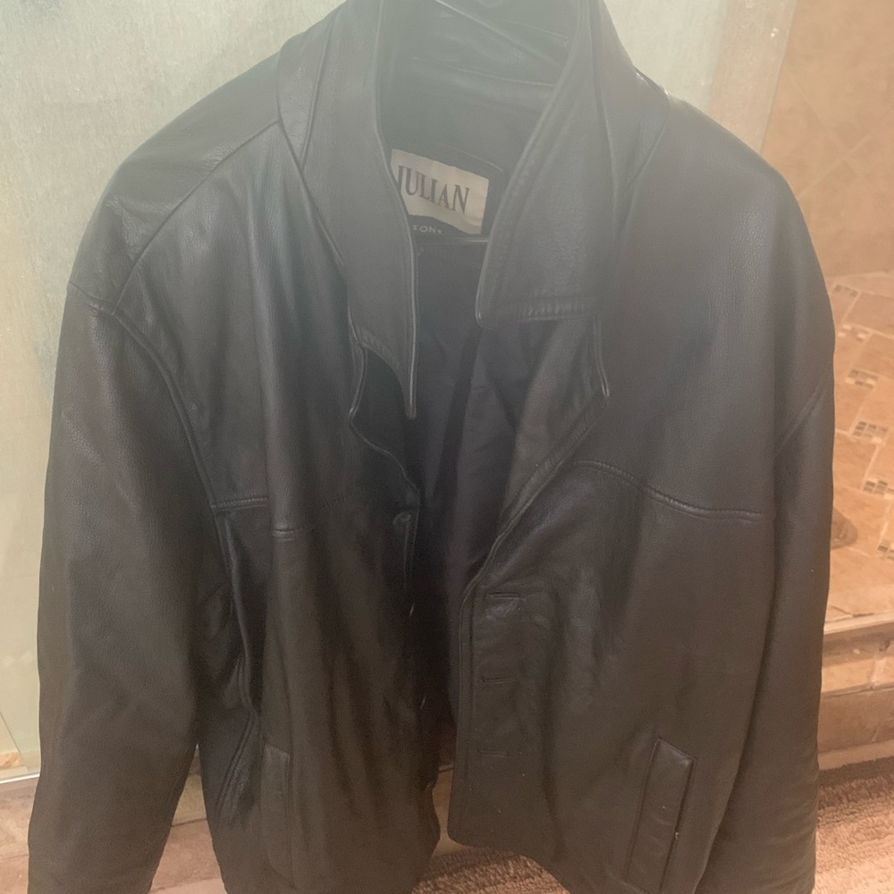 Black leather Men's jacket size 3xl, gently worn
